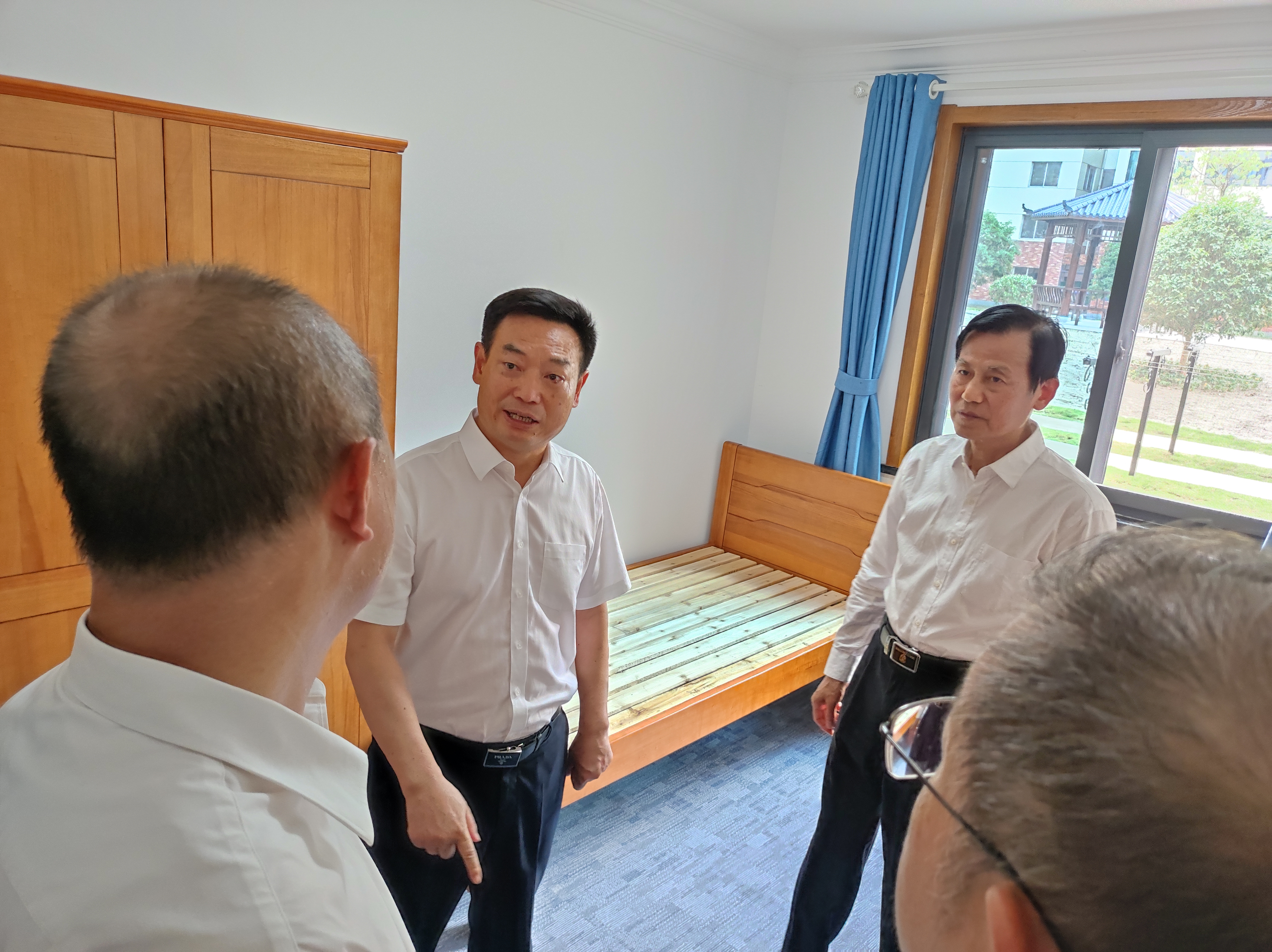 陈明宇董事长带队视察学校改造工程