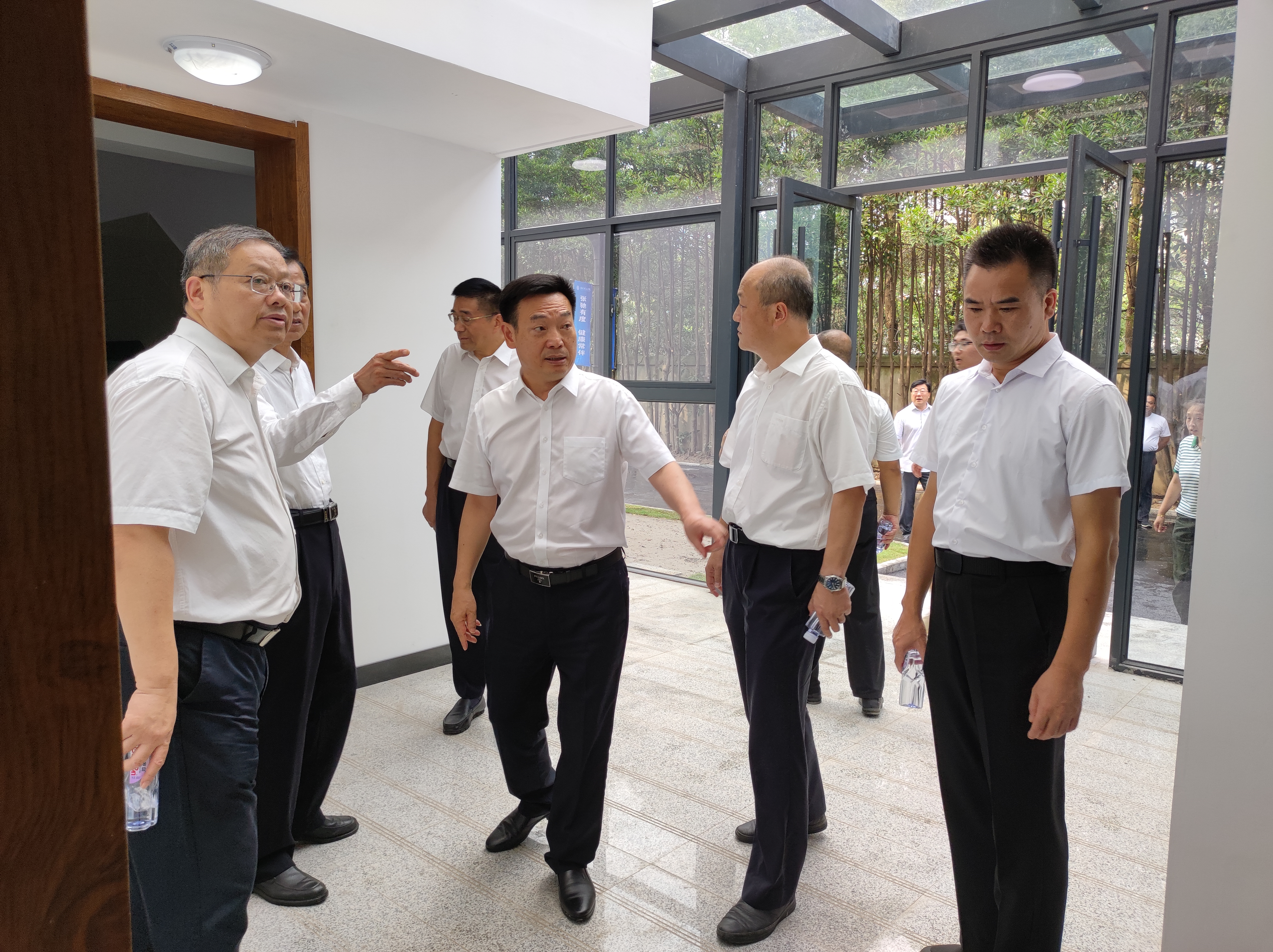 陈明宇董事长带队视察学校改造工程