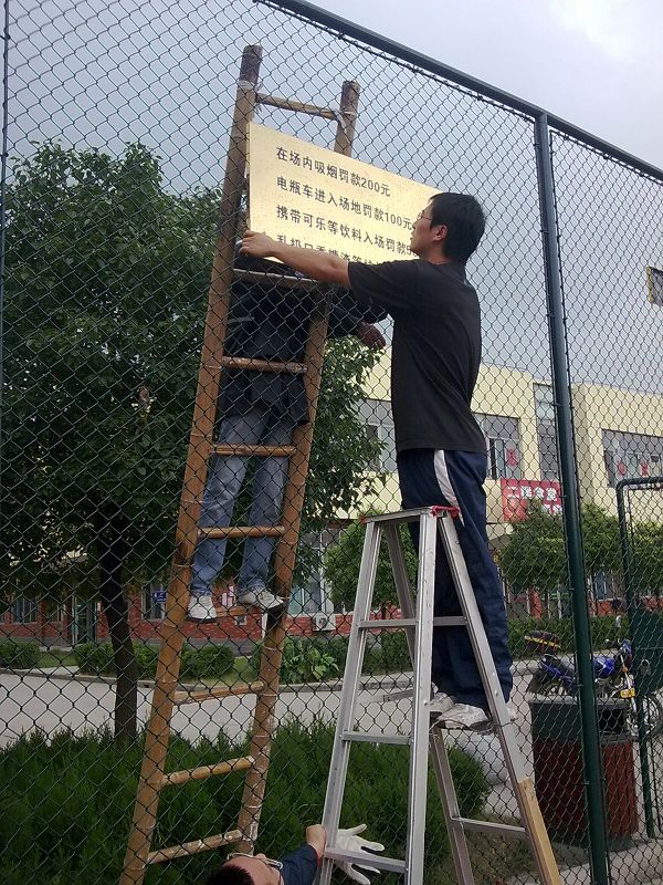 篮球场为新建标准塑胶运动场地,学校为此投入了大量的人力物力.