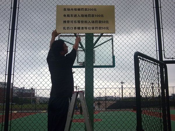 篮球场为新建标准塑胶运动场地,学校为此投入了大量的人力物力.