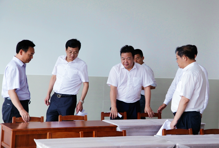 海安县委陆卫东书记在我校海安校区现场办公
