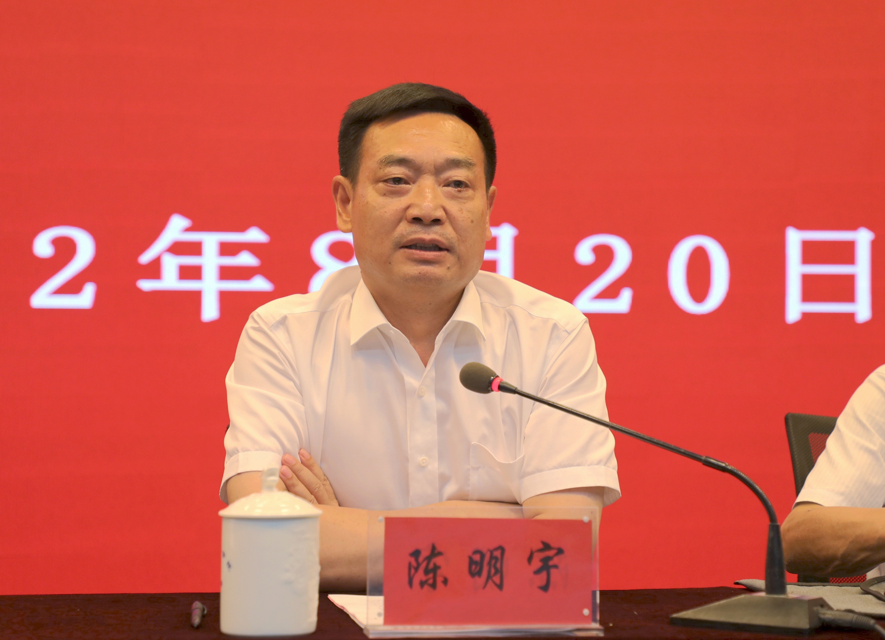 我校召开全体领导干部会暨党委理论学习中心组（扩大）学习会